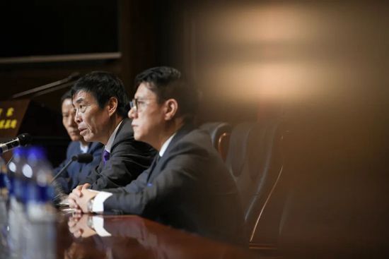 被姐姐迷住